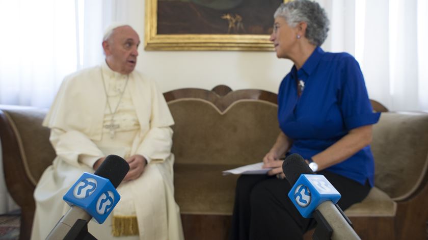 Papa Francisco entrevistado por Aura Miguel. Foto: L'Osservatore Romano micros renascença Papa