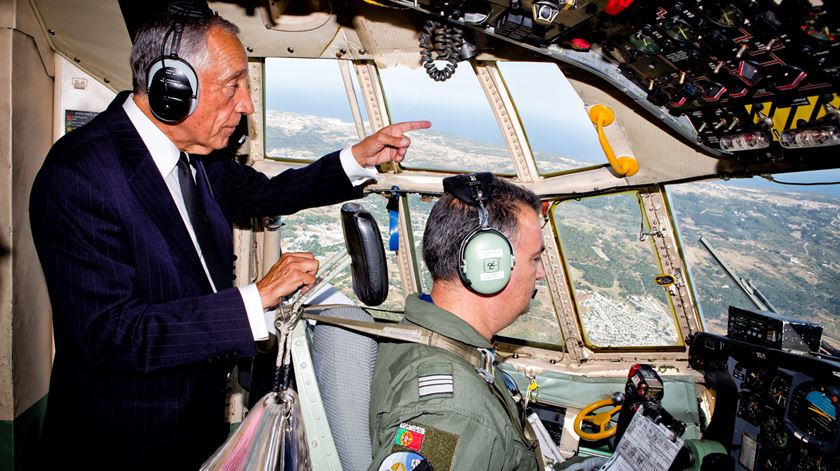 Marcelo Rebelo de Sousa voa num aviao Hercules C-130 .Foto: Força Aérea