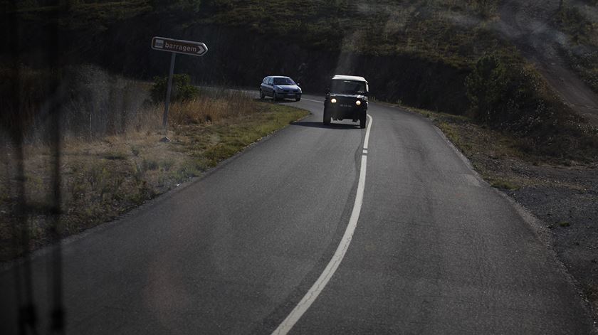 Nas estradas da Serra do Caldeirão, é raro o autocarro que recolhe idosos para levar até à vila cruzar-se com um carro