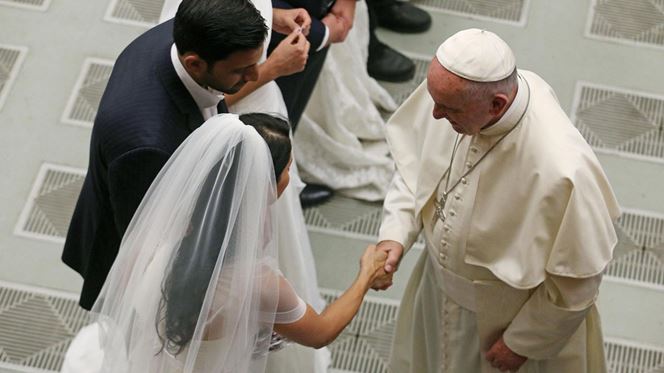 Casais em uniões irregulares não estão “de forma alguma” excomungados