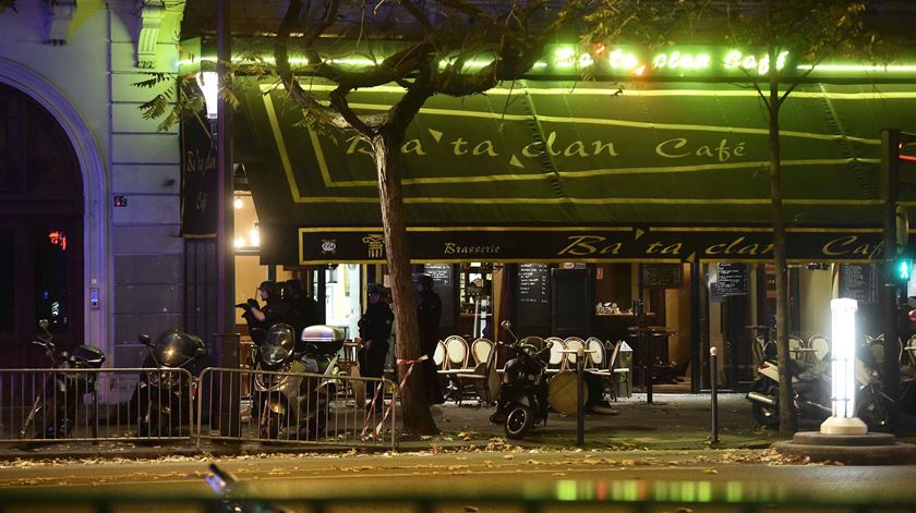 Vista geral do teatro Bataclan, durante o sequestro e a série de ataques em Paris. Foto: Christophe Petit Tesson/EPA