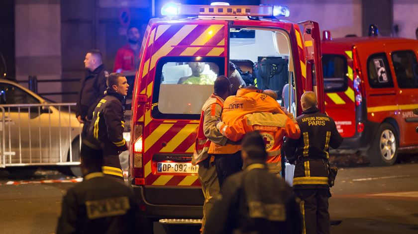 ataques Paris bombeiros foto:  EPA/IAN LANGSDON