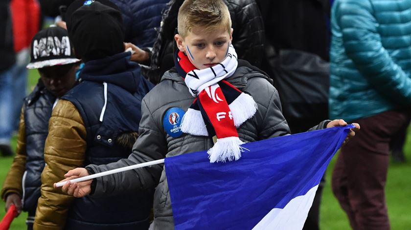 Espectadores no estádio Stade de France, depois da evacuação na sequência das explosões sentidas durante o jogo amigável França x Alemanha. Foto: Uwe Anspach/EPA