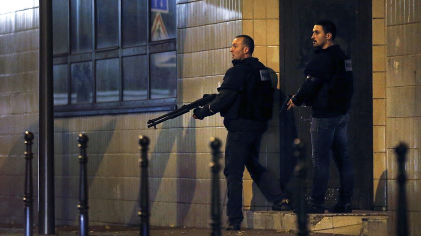 Polícias franceses protegem-se enquanto atiradores atacam o restaurante Le Petit Cambodge em Paris. Foto: Etienne Laurent/EPA