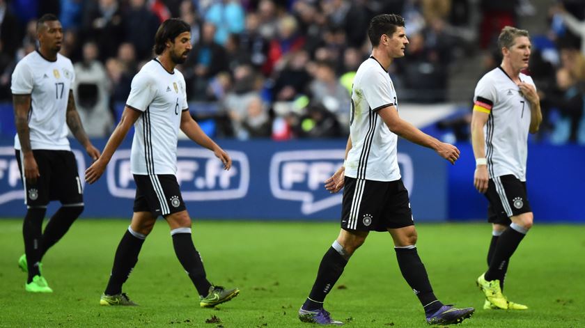 Jogadores alemães no final do amigável contra a França, no estádio Stade de France, um dos locais atacados numa série de atentados em Paris. Foto: Uwe Anspach/EPA