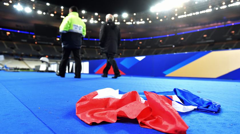 Bandeira francesa no chão do estádio Stade de France depois dos atentados enquanto decorria um jogo amigável França x Alemanha. Foto: Uwe Anspach/EPA