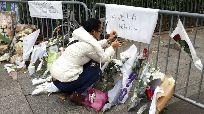 Parisienses manifestam a sua tristeza pelos atentados em Paris. Foto: EPA