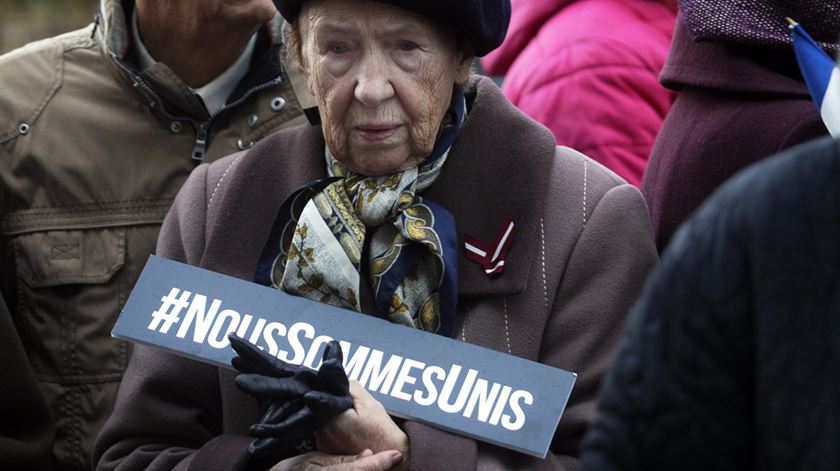 Homenagem às vítimas em frente à Embaixada de França, em Riga, capital da Letónia. Foto: Valda Kalnina/EPA