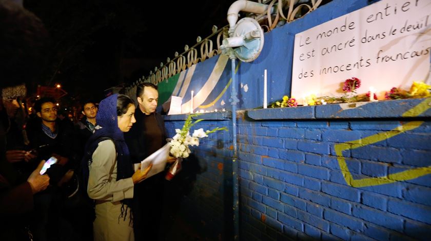 Embaixada de França em Teerão, no Irão, na noite de sábado. Foto: EPA