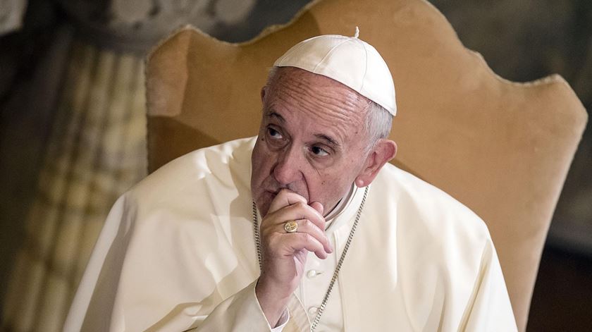 Papa Francisco próximo das vítimas do atentado de Bruxelas. Foto: Angelo Carconi/EPA