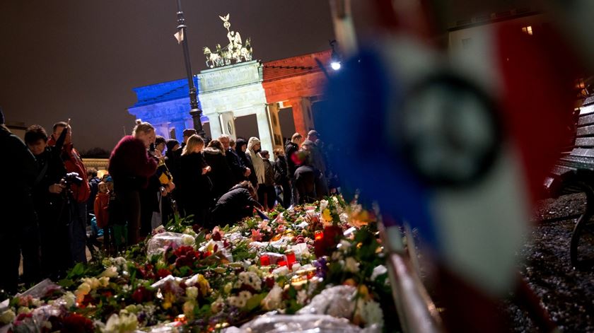 Porta de Brandemburgo partilha a mesma praça com a Embaixada de França em Berlim, Alemanha. Foto: Kay Nietfeld/EPA