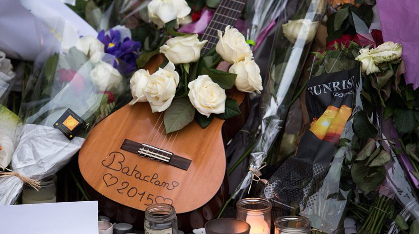 Paris frente ao Bataclan (16/11/2015). Foto: Marius Becker/EPA