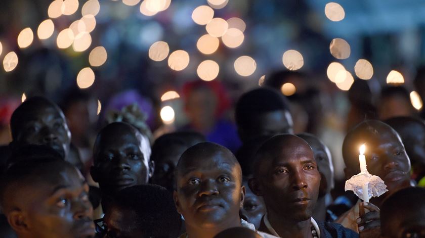 fiéis uganda foto:EPA/DANIEL DAL ZENNARO