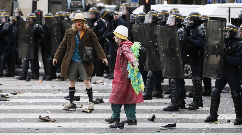 Paris confrontos activistas policia foto: EPA/IAN LANGSDON