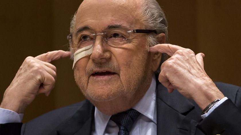 Blatter não dá ouvidos às acusações de corrupção. Foto: Patrick B. Kraemer/EPA