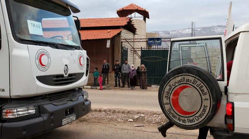 Coluna humanitária a caminho da cidade cercada de Madaya, Síria. Foto: Youssef Badawi/EPA