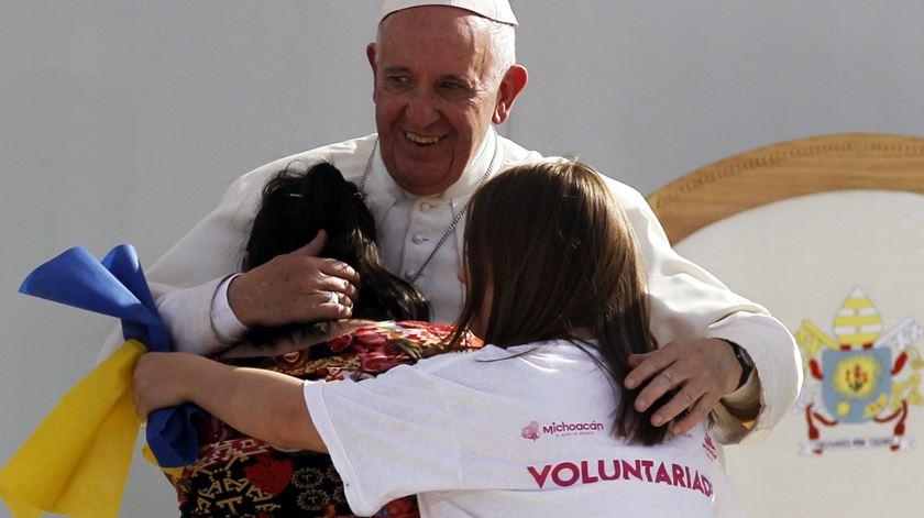 Papa abraço encontro com jovens em Morelia, México foto:EPA/ULISES RUIZ BASURTO