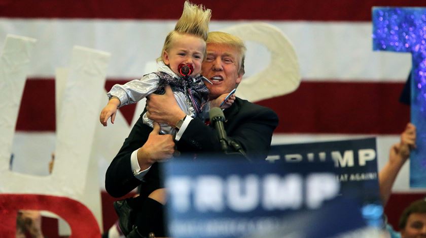 Trump com um bebé de 20 meses, numa acção de campanha no Louisiana. Foto: Dan Anderson/EPA