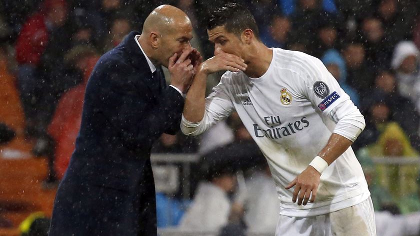 Ronaldo e Zidane trabalharam juntos durante dois anos e meio. Foto: EPA/KIKO HUESCA