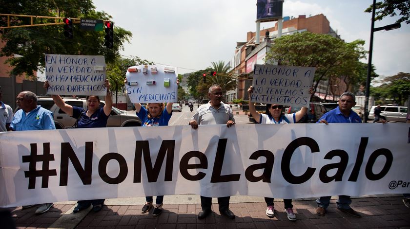 Venezuela  “Não há saúde sem medicamentos”, lia-se num cartaz numa manifestação, em Caracas, esta quarta-feira. Foto: Miguel Gutiérrez/EPA