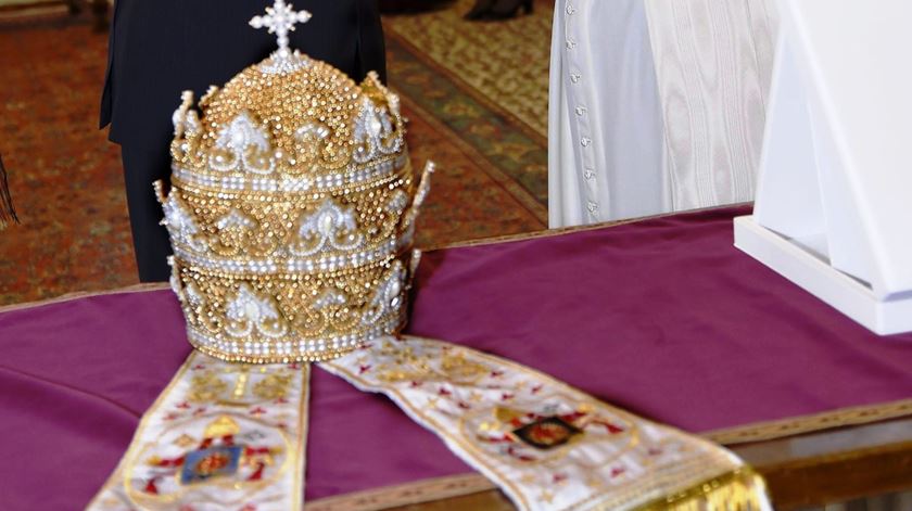 Tiara oferecida ao Papa Francisco. Foto: Claudio Onorati/EPA