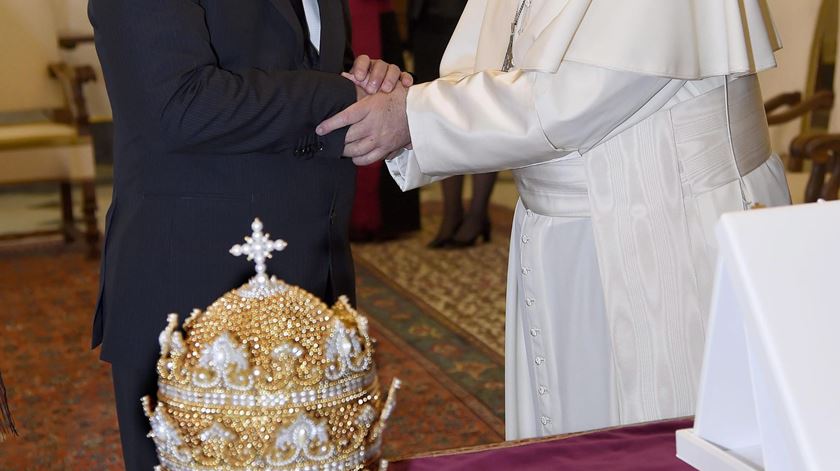 Presidente do Parlamento da Macedónia, Trajko Veljanosk, com o Papa Francisco. Foto: Claudio Onorati/EPA