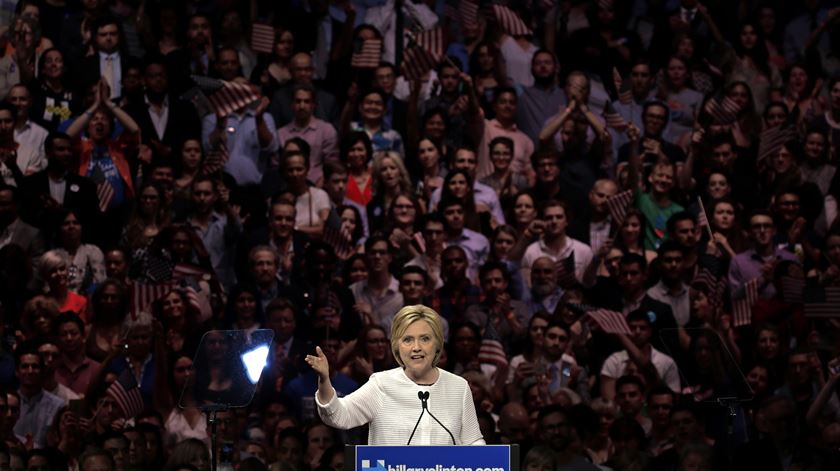 Hillary com apoiantes em Nova Iorque. Foto: Peter Foley/EPA