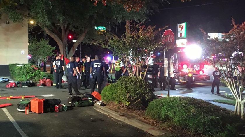 Meia centenas de pessoas morreram depois de um tiroteio num bar frequentado por homossexuais, na Florida. Foto: Univision Florida Central/EPA