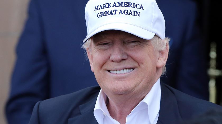 Trump sorridente, na Escócia. Foto: Nigel Roddis/EPA