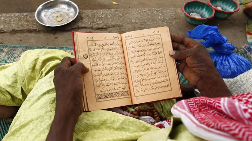 Em todo o mundo islâmico os muçulmanos rezam e jejuam durante o Ramadão. Foto: Legnan Koula/EPA