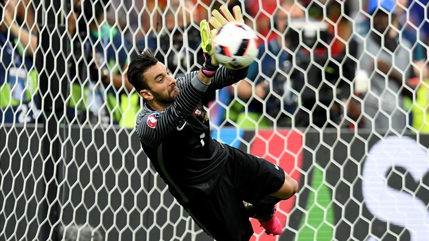 Patrício foi fundamental na final, com várias defesas de grande nível. Foto: Filip Singer/EPA