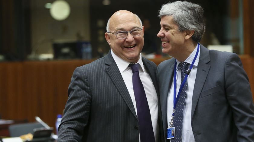 Ministros das Finanças de Portugal e França: Michel Sapin e Mário Centeno. Foto: Olivier Hoslet/ EPA