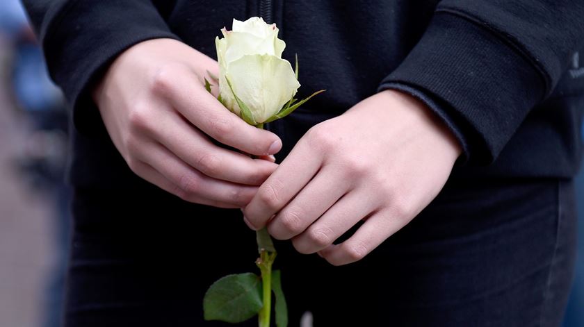 Uma homenagem às vítimas do atentado, numa escola de Berlim, Alemanha. Foto: Rainer Jensen/EPA