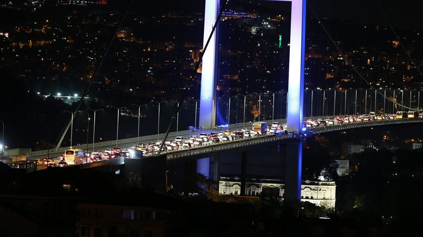 Golpe na Turquia ponte de Istambul cortada - Foto: Tolga Bozoglu/EPA