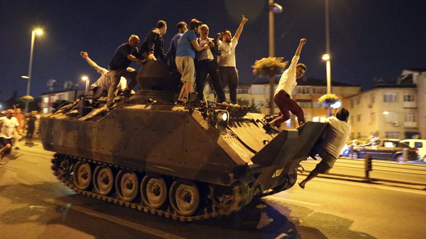  Populares sobem aos tanques em Istambul - Foto Tolga Bozoglu/EPA