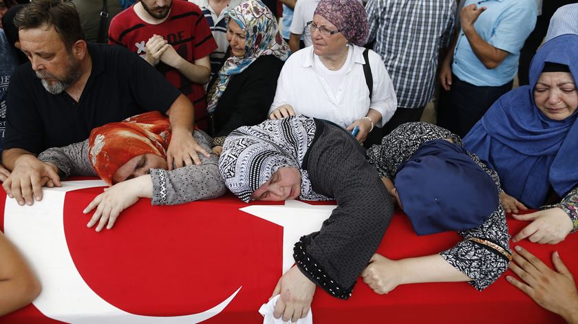 Funeral das vítimas em Istambul. Foto: Sedat Suna/EPA