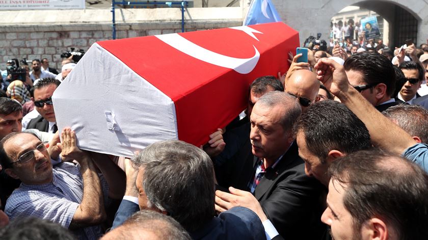 Erdogan no funeral das vitimas da tentativa do golpe de estado . Foto: Tolga Bozoglu/EPA