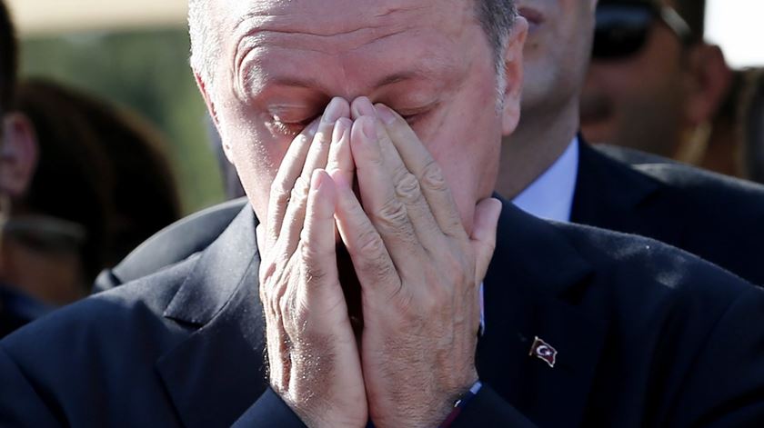 Presidente turco no funeral de uma das vítimas da revolta militar. Foto: Sedat Suna/EPA 