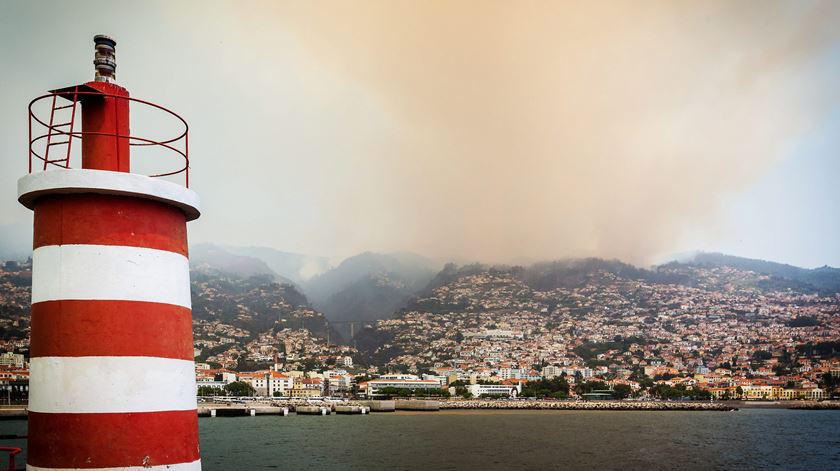 Quatro pessoas morreram e cerca de mil tiveram de deixar casas e hotéis. Foto: Gregorio Cunha/ EPA