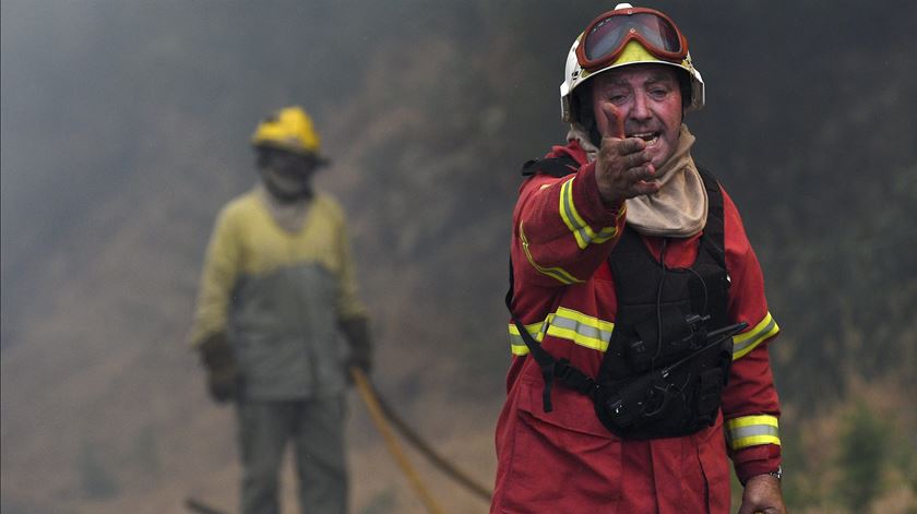 Bombeiros no incendio de Marco de Canaveses - Foto: Octávio Passos/Lusa