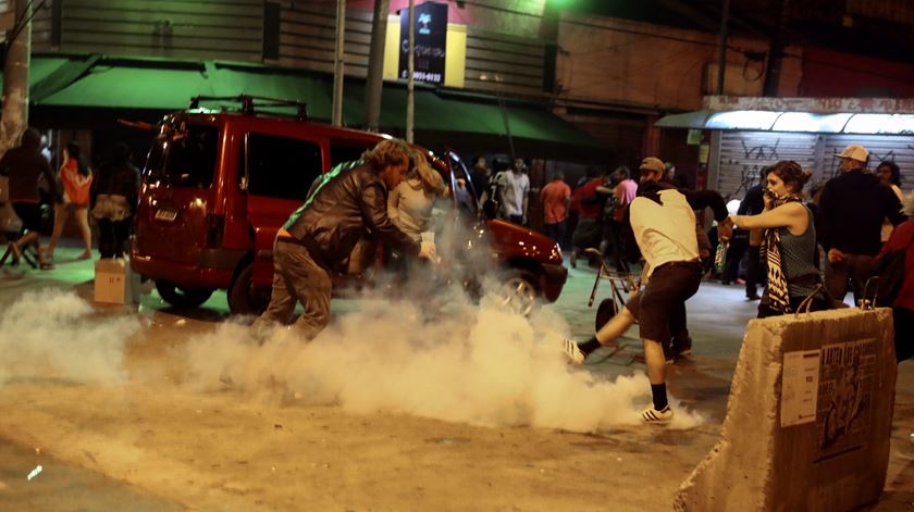 Protestos contra Temer. Polícia brasileira usa gás lacrimogéneo para dispersar manifestantes