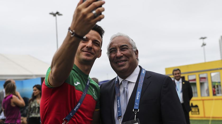 António Costa com o atleta Lenine Cunha na cidade olímpica. Foto: António Lacerda/Lusa