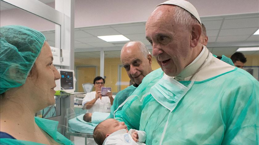 Papa Francisco visita Neonatologia do San Giovanni Addolorata Hospital, em Roma. Foto: L'Osservatore Romano/EPA
