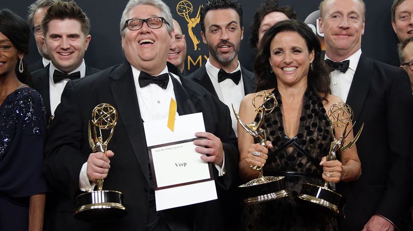 David Mandel e Julia Louis-Dreyfusp da série "Veep". Foto:Mike Nelson/ EPA