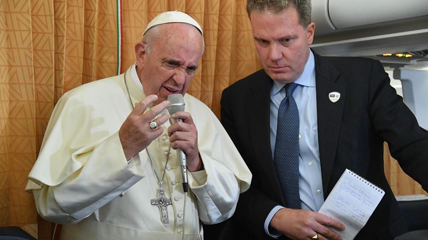 Papa contra "colonização ideológica" de ensinar a teoria do género nas escolas