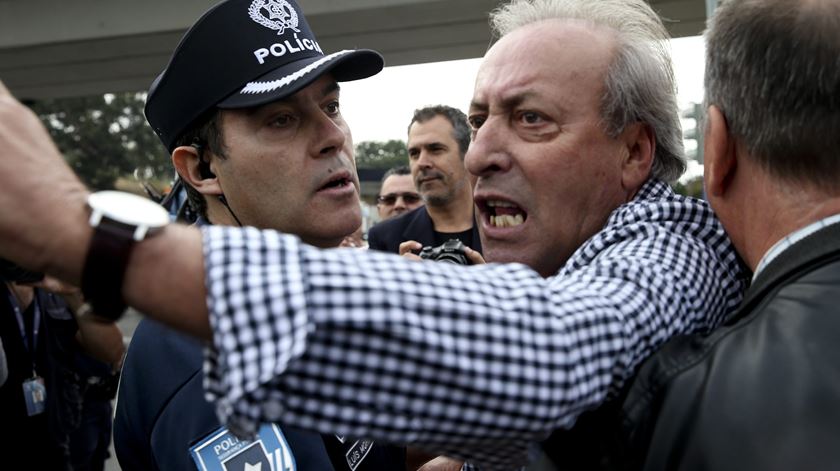 Taxistas prometem ficar junto ao aeoroporto por "dias indefinidos"