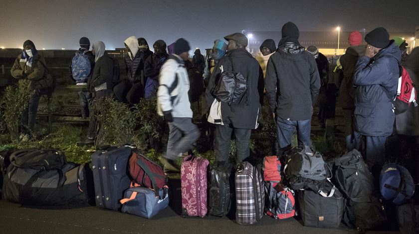 Migrantes chegaram ainda de madrugada aos pontos de encontro. Foto: Etienne Laurent/ EPA