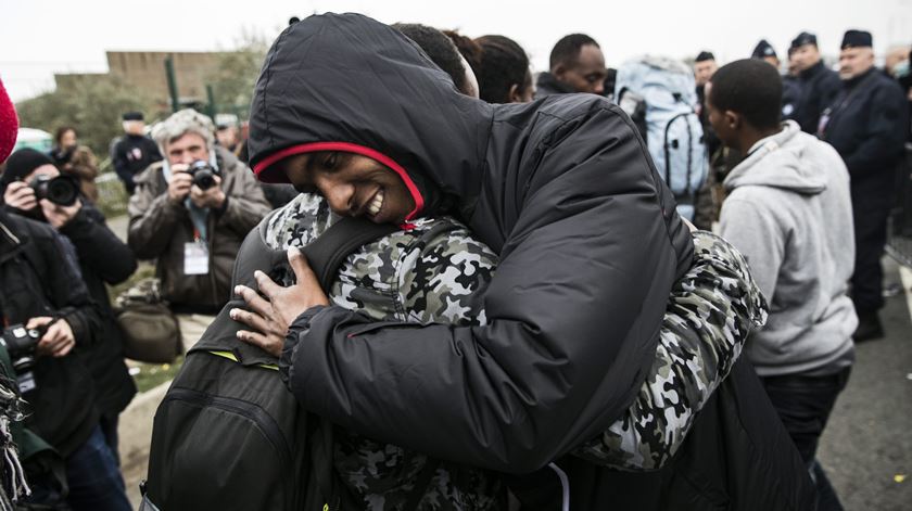 Dois migrantes da Etiópia felizes por saírem do campo de Calais. Foto: EPA/Etienne Laurent