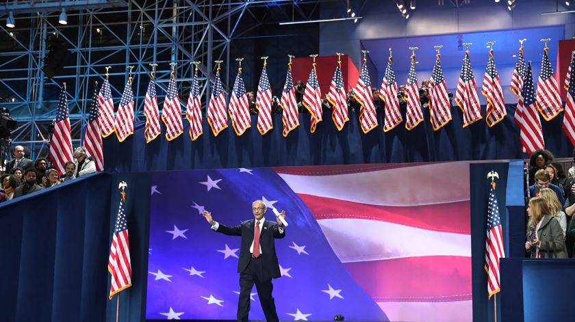 Hillary Clinton adia discurso