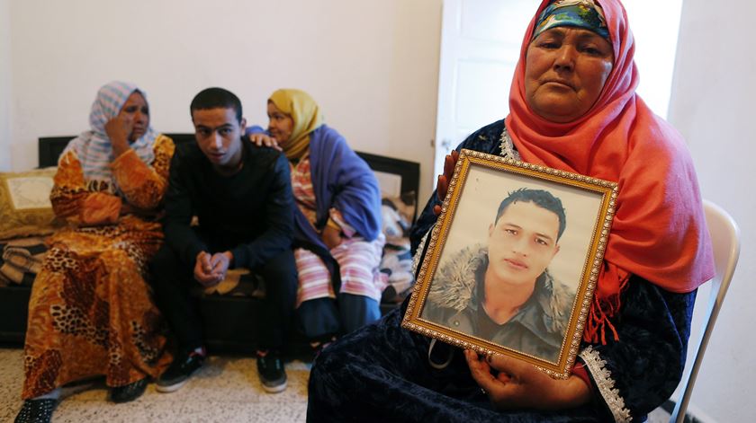 Mãe do suspeito com retrato de Anis Amri .Foto: Mohamed Messara/EPA